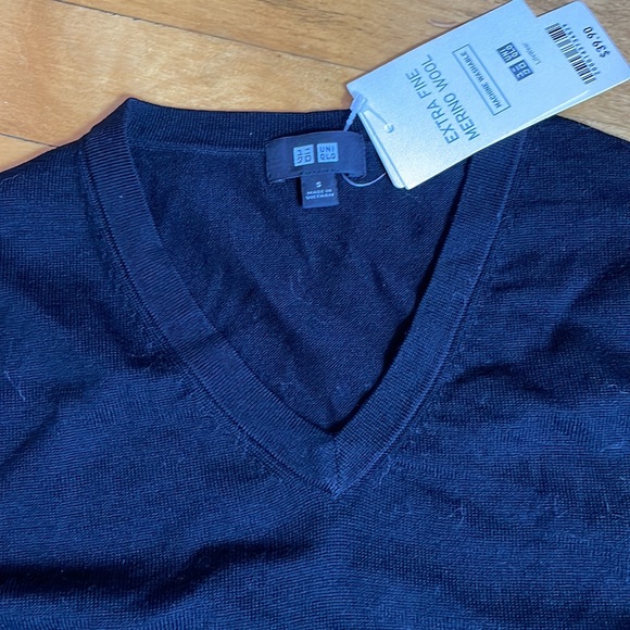 Uni Qlo sweater - Picture 2 of 4